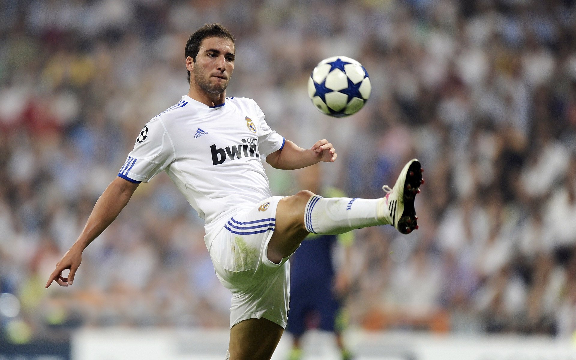 日本小将闪耀，曼城险胜背后，德布劳内状态火热难掩战术隐忧